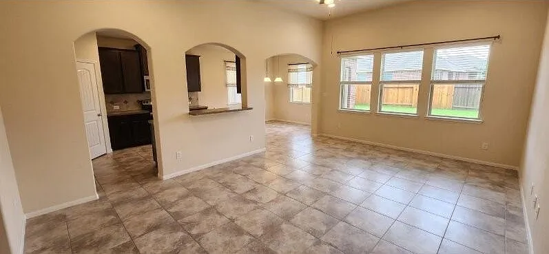 3 bed, 2.0 bath, 1597 sqft, $1,900 — Photo 4