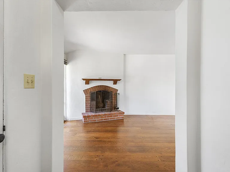 949 Park St — Photo 5