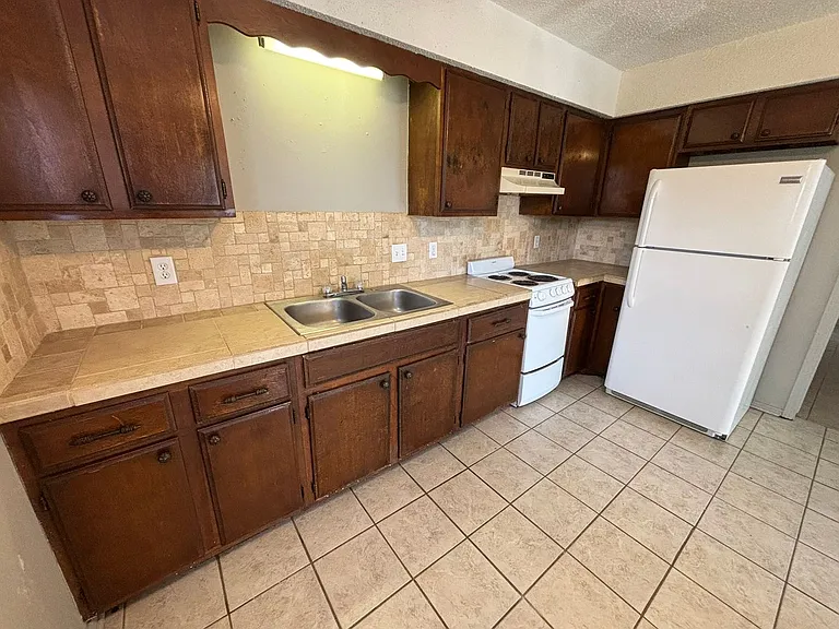614 W Cleveland St #1-16 — Photo 5