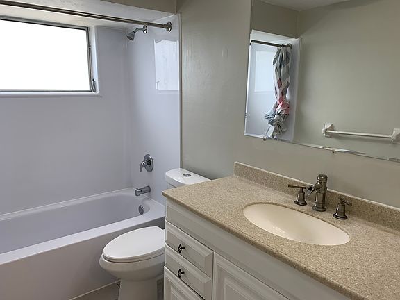 4th image of 3540 Kingsbury Dr