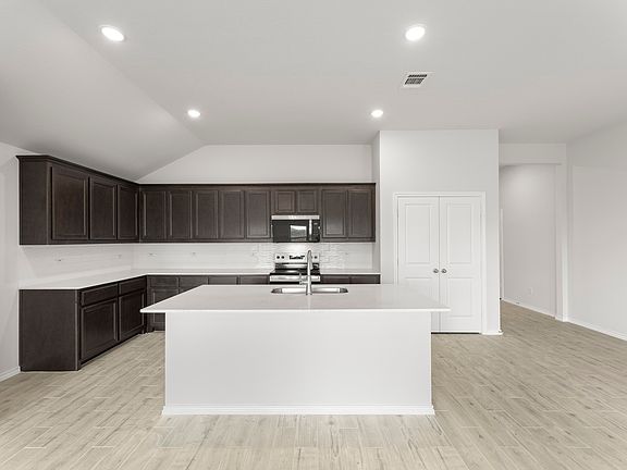 3rd image of 8108 Kingfisher Rd