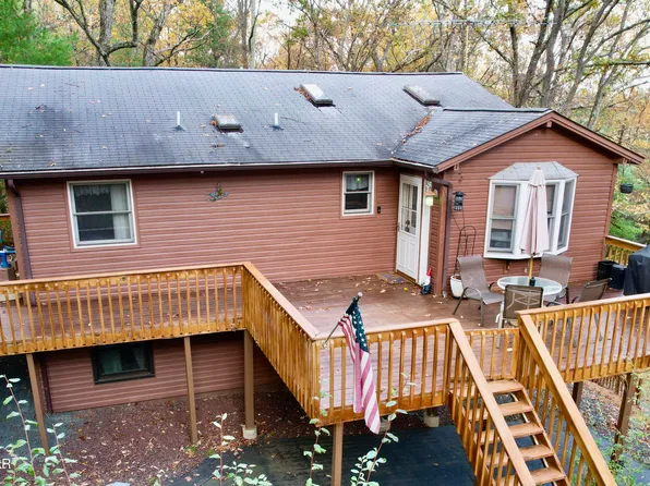 164 Oak Ridge Dr, Dingmans Ferry, PA 18328