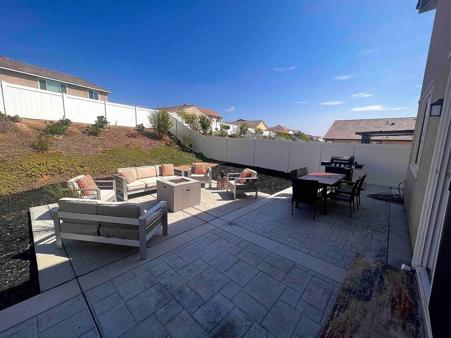 4 bed, 2500 sqft, $3,900 — Photo 2