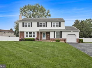 1075 Oakwood Dr, Warminster, PA 18974