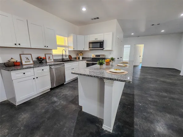 400 Susan Dr, Kennedale, TX 76060