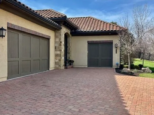 3214 W 137th St, Leawood, KS 66224