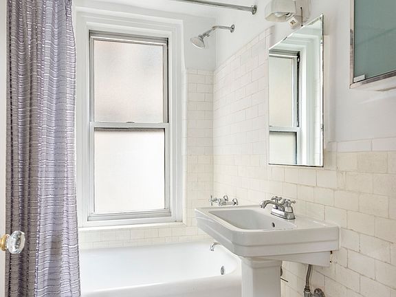 5th image of 325 W 45th St APT 502