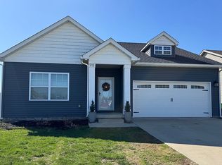 913 E Barker St, Tuscola, IL 61953