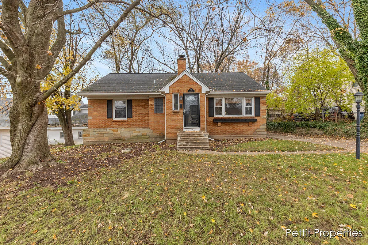 1612 Chamberlain Ave SE photo 1