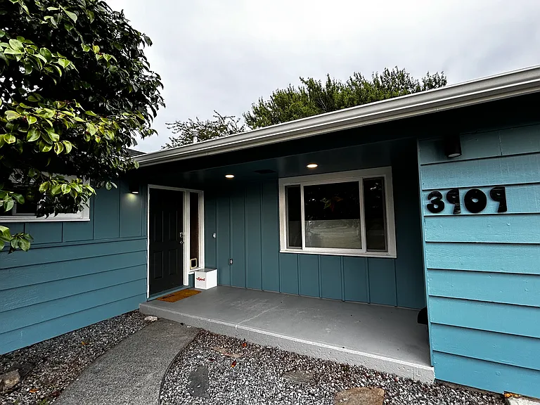 3909 Cliffside Dr — Photo 2