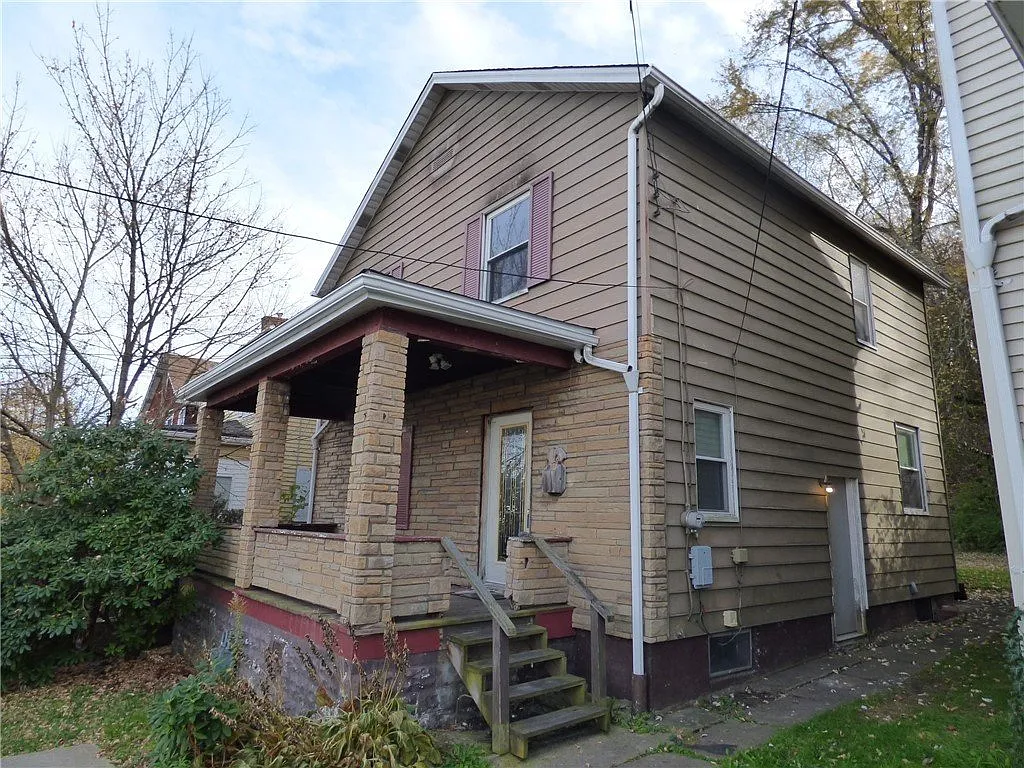 3 bed, 1.0 bath, 1352 sqft, $1,897 — Photo 2