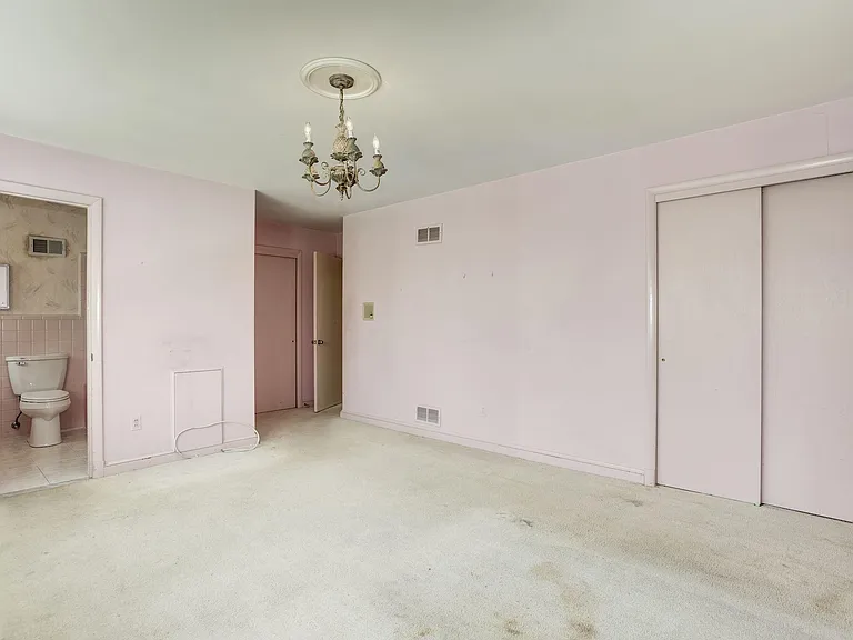 1429 Laburnum St — Photo 1