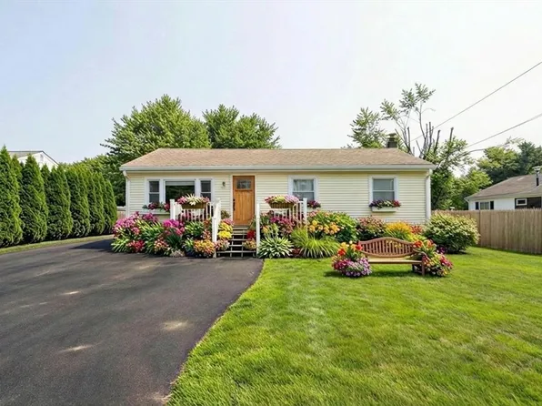 10 Longmeadow Dr, Carver, MA 02571