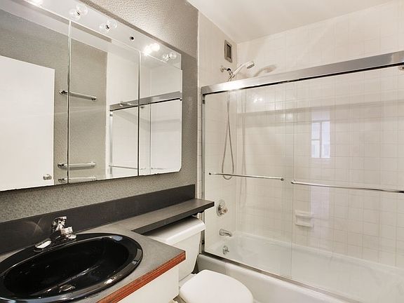 5th image of 301 E 45th St APT 6E