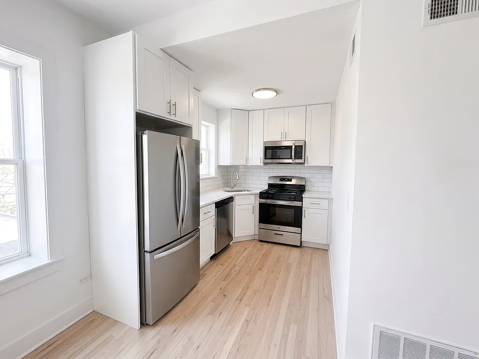 937 W Cornelia Ave #401