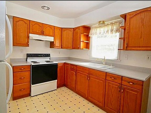 3rd image of 10105 Pickwick Dr