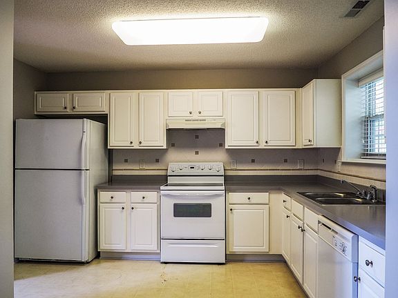 3rd image of 217 Kindlewood Dr