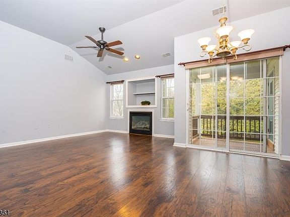 3rd image of 822 Honeybrook Cir #822