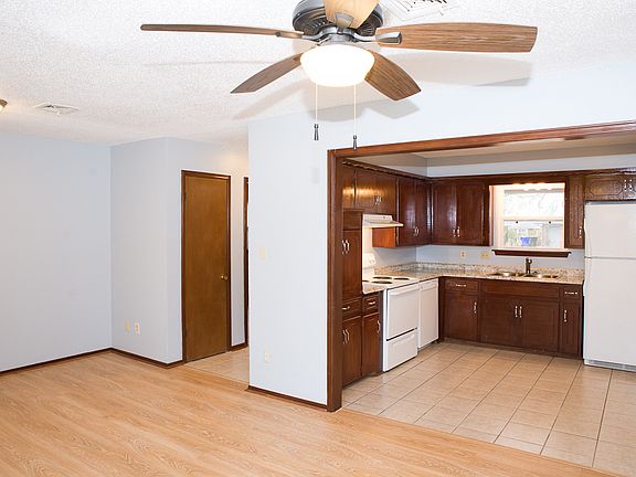 4th image of 961 Barkley Cir