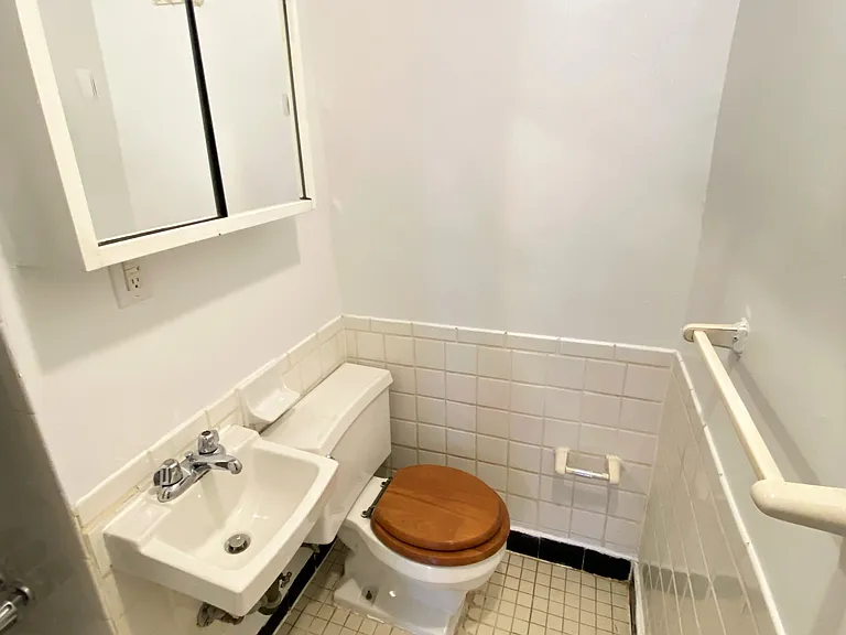 326 E 6th St #1 — Photo 8