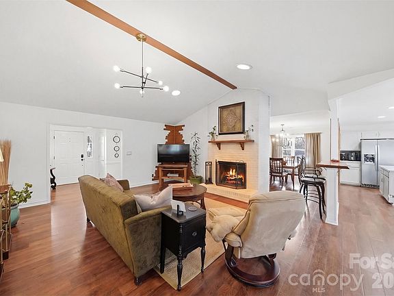 5th image of 609 Fredricksburg Rd