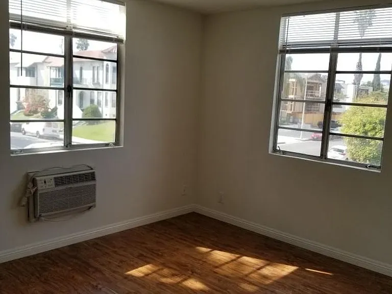 400 S Harvard Blvd — Photo 17