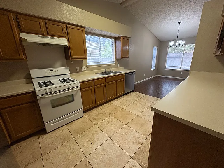 2902 Sabinal Trl — Photo 13