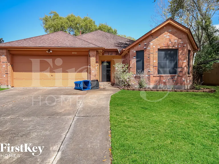 2210 Dublin Dr — Photo 1