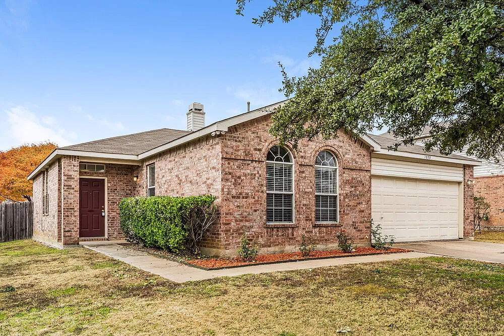3 bed, 2.0 bath, 1574 sqft, $2,380 — Photo 1