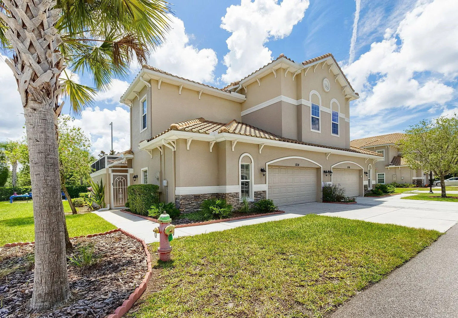 4 bed, 3.0 bath, 2076 sqft, $2,900 — Photo 2