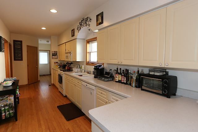 1st image of 1527 W School St #_1_0ne