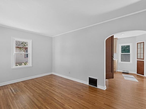 5th image of 25 13th Ave SE