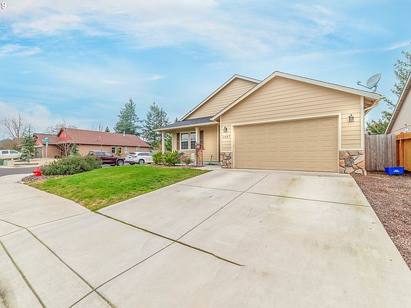 3rd image of 1027 Creswood Dr