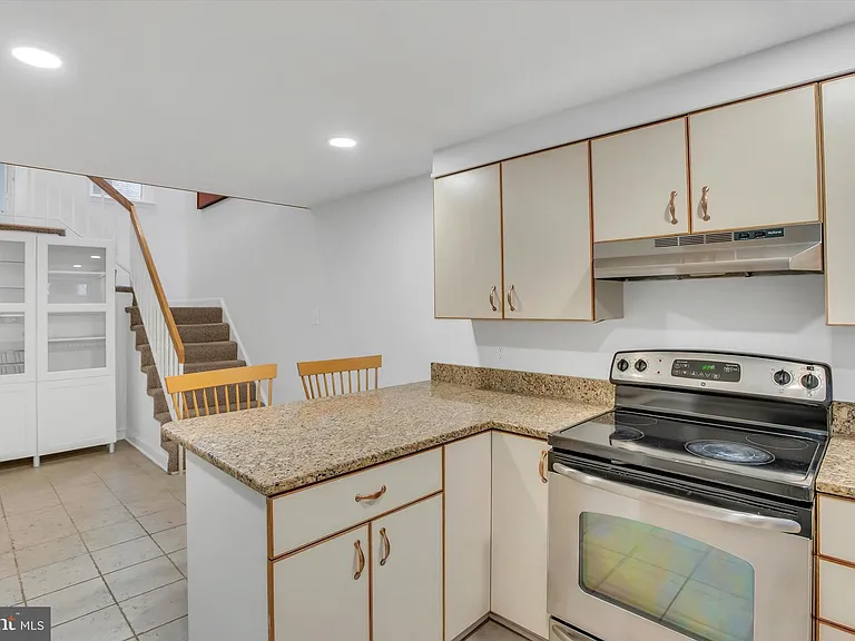 805 S Charles St — Photo 10