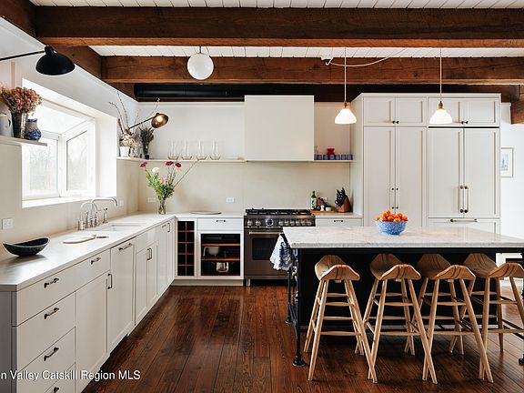 4th image of 286 Blue Hill Road