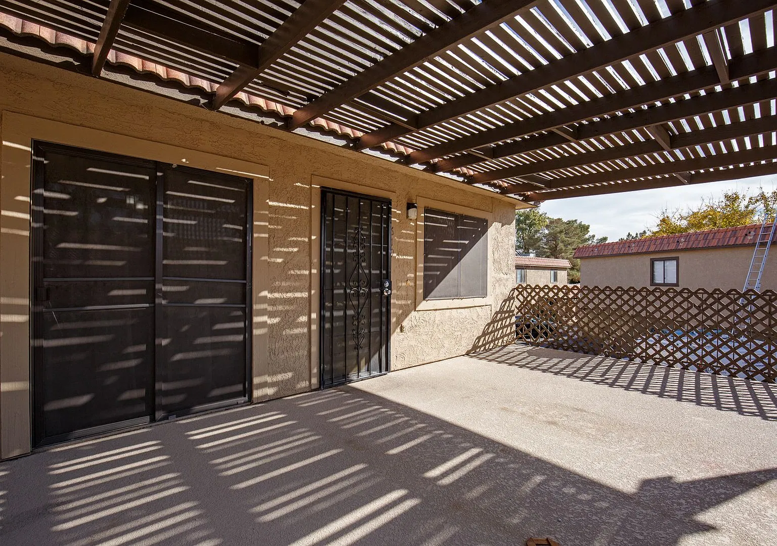 619 Pepper Tree Cir — Photo 3