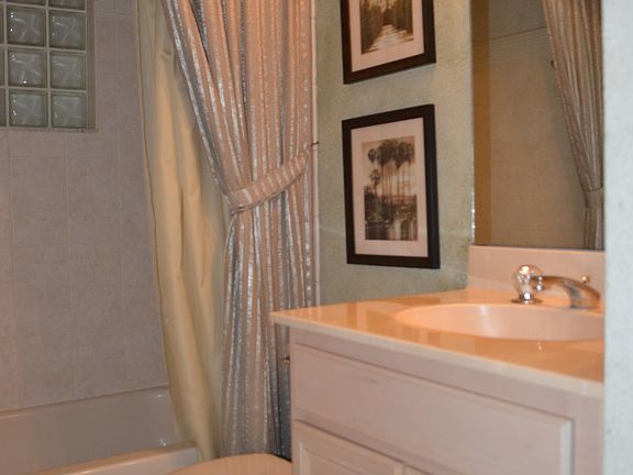 Nice bath w/ tub/shower combo