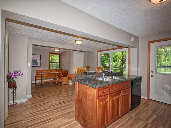 5th image of 1079 Shryer Ave W