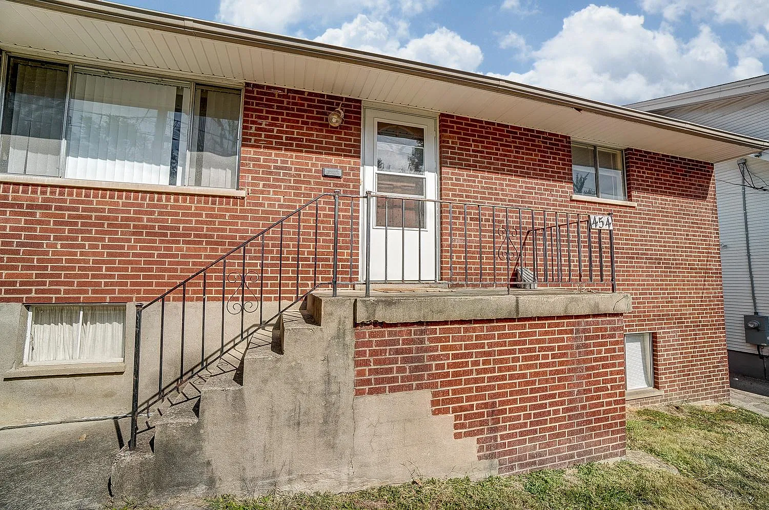 5 bed, 1900 sqft, $2,995 — Photo 2