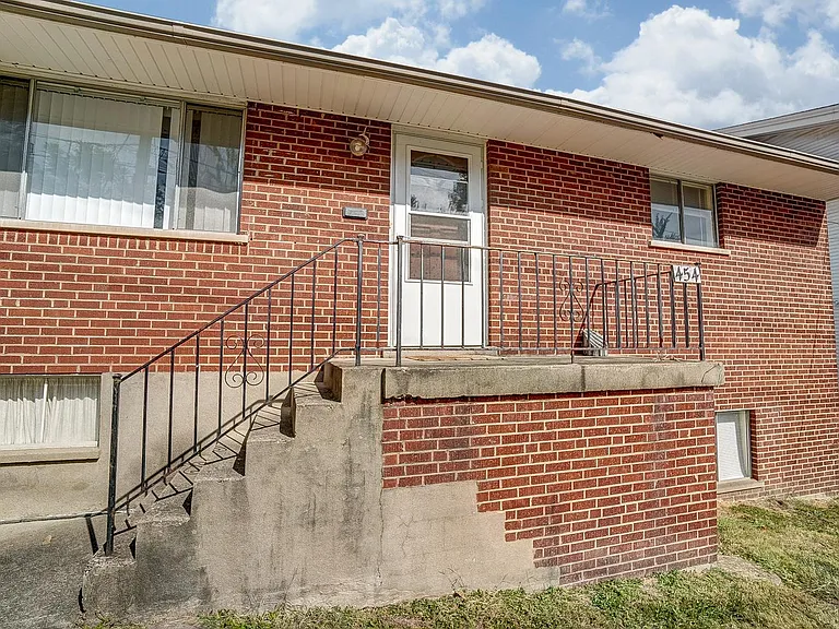 454 Warner St — Photo 2