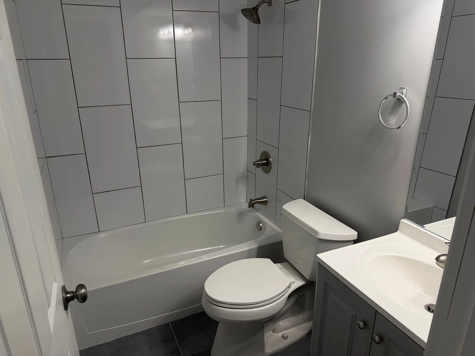 446 N Ardmore Ave — Photo 2