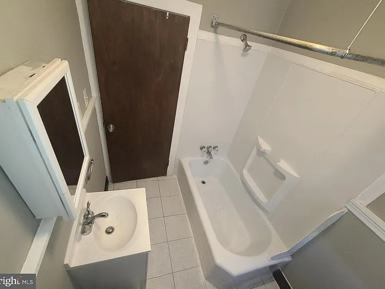 230 Broadway #C — Photo 7