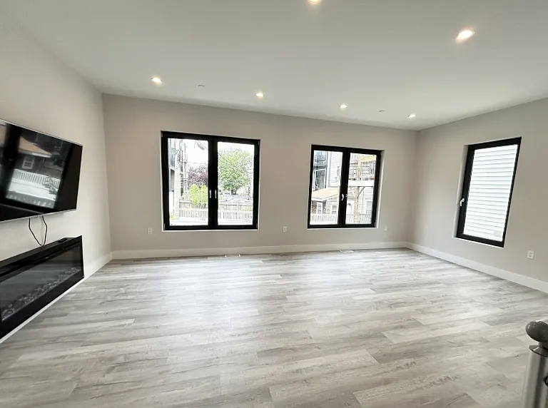 2 W 3rd Street Pl #RR — Photo 3