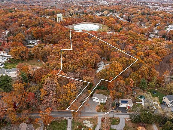 2nd image of 101 Cobble Hill Rd