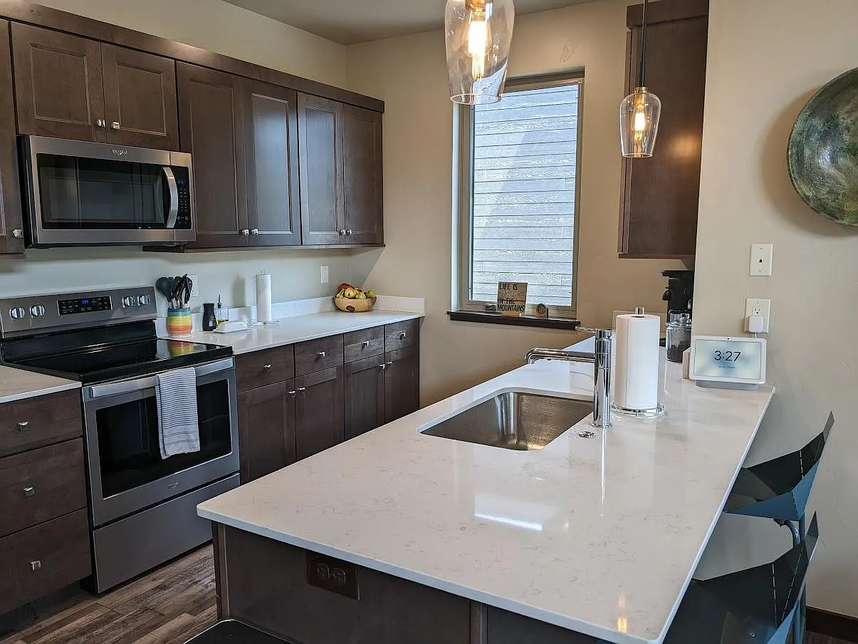 2 bed, 989 sqft, $3,400 — Photo 3