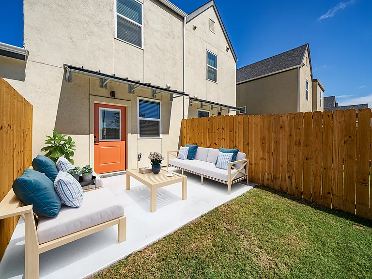 Lat Twenty7 Townhomes — Photo 10