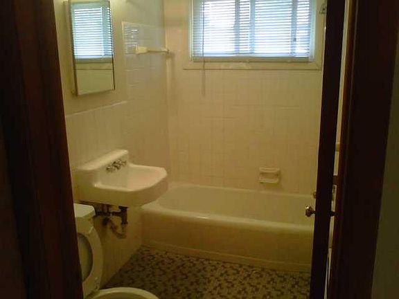 5th image of 901 E 66th St