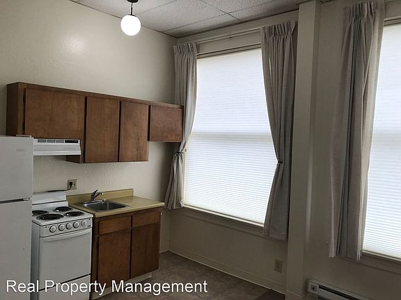 3rd image of 309 E St APT 15
