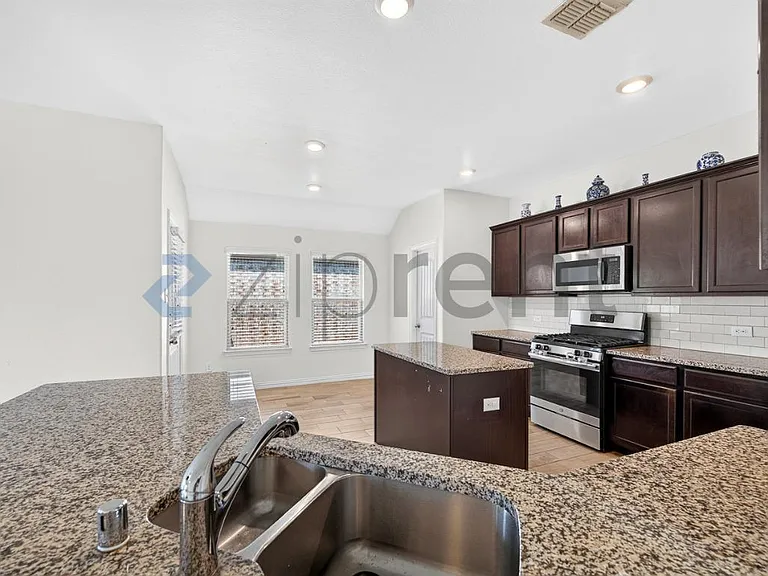 817 Evergreen St — Photo 12