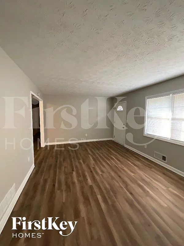 4 bed, 1.5 bath, 1539 sqft, $2,085 — Photo 2